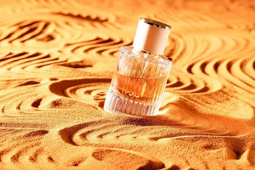 arabskie perfumy na piasku