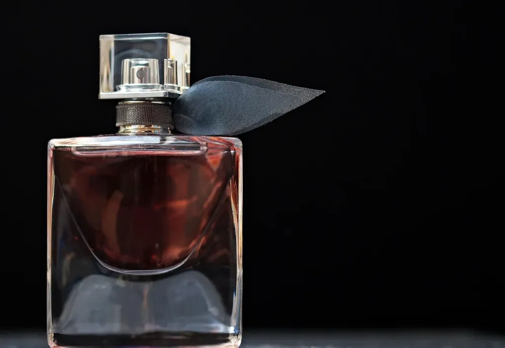 Elegancki szklany flakon perfum, podkreślający luksusowy charakter produktu.