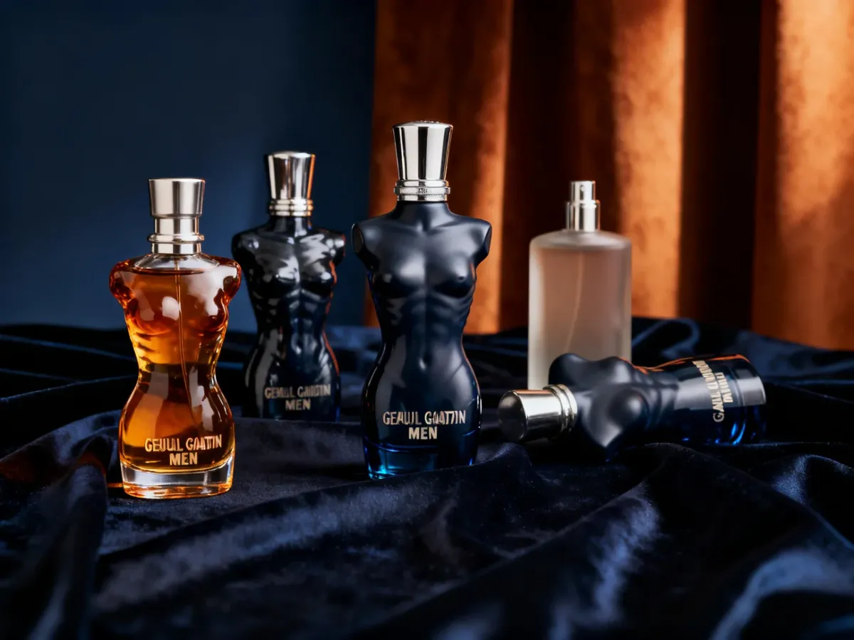 Flakony męskich perfum Jean Paul Gaultier na eleganckim tle