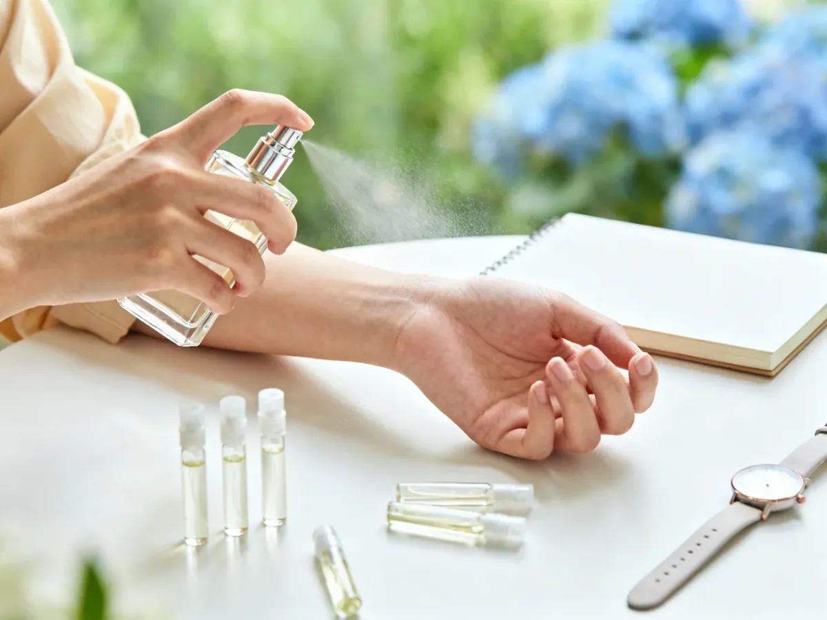 Testowanie perfum niszowych na nadgarstku przy użyciu próbek